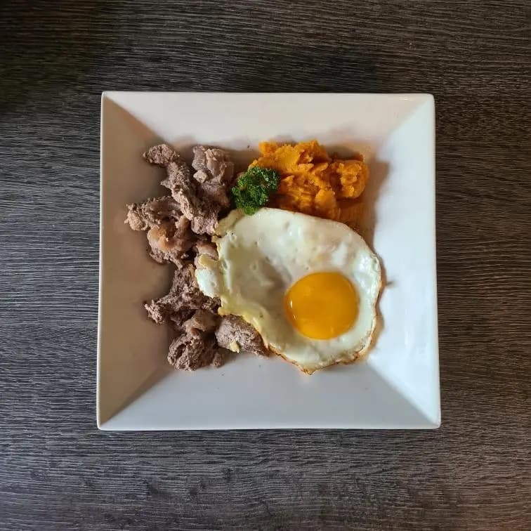 Rind mit Spiegelei und Mus