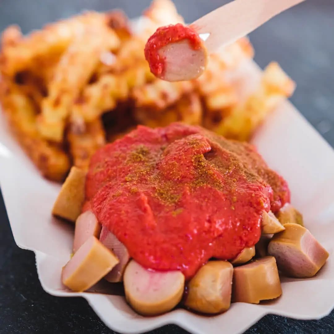 „Currywurst“ mit Pommes