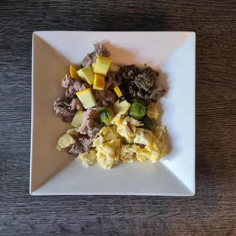 Gemüseteller mit Rind & Ei