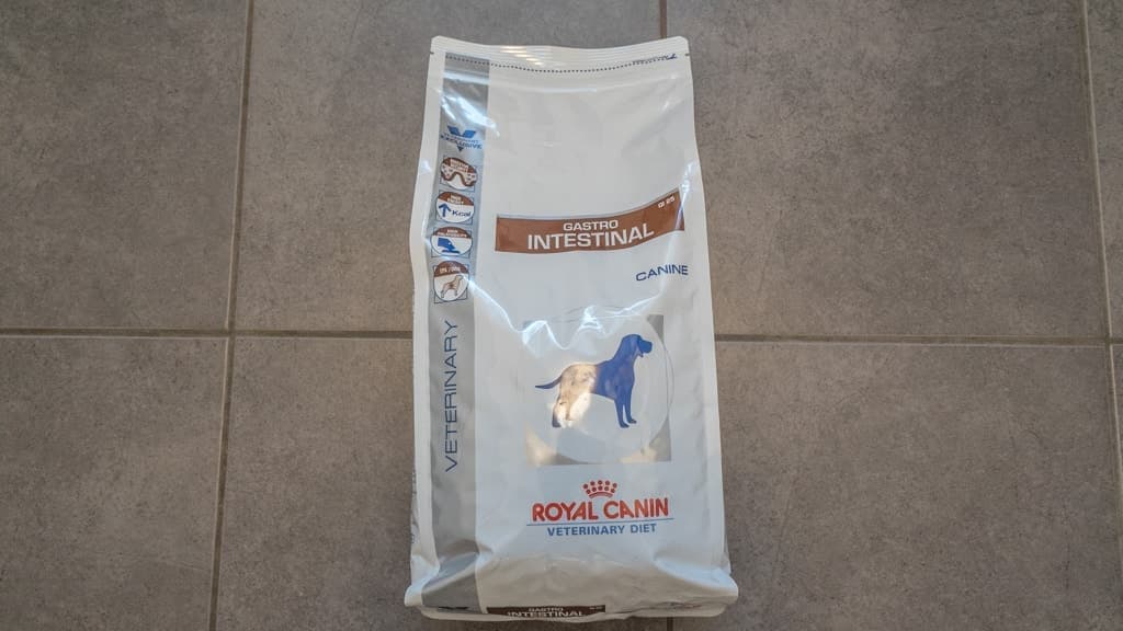 Royal Canin Hundefutter Verpackungen auf einem Tisch: Überblick für den Hundeo-Test