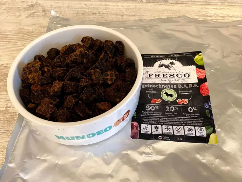 Fresco getrocknetes BARF im Hundeo-Napf mit Packung