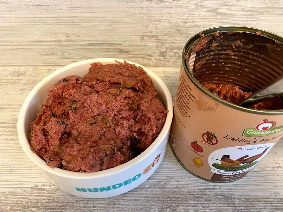 GranataPet Fasan und Geflügel im Hundeo-Napf mit offener Dose