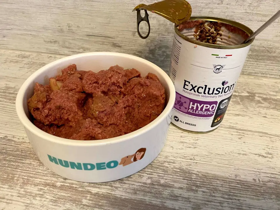 Exclusion Hypoallergenic im Hundeo-Napf mit offener Dose