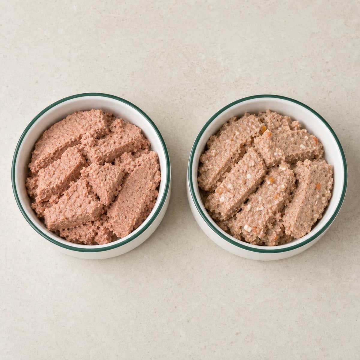 dogz finefood No.4 Huhn & Fasan und No.2 Rind als Nassfutter im Hundeo-Napf