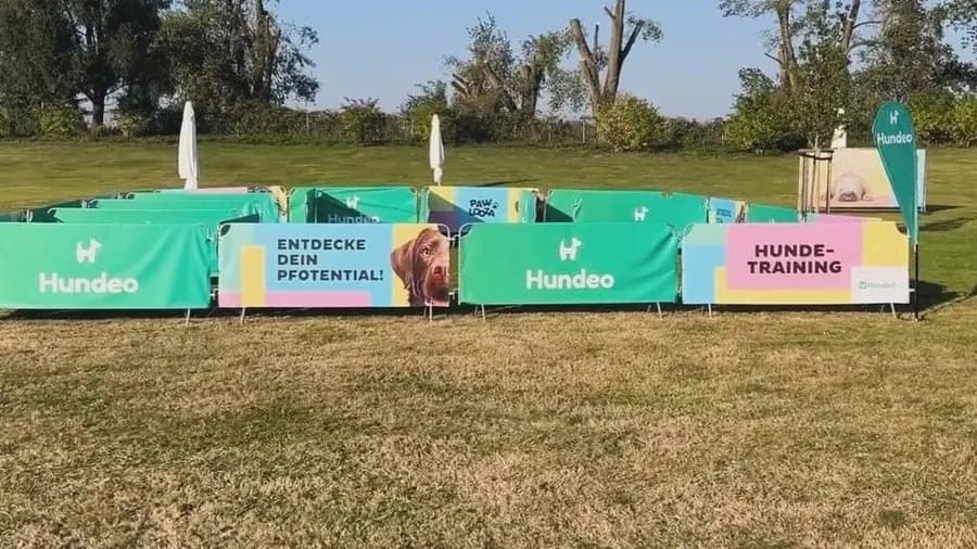 Die abgetrennte Hundeo-Trainingsfläche auf dem Festivalgelände
