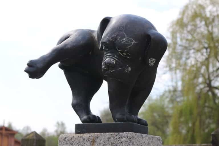 Hund Statue Pinkeln